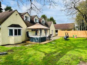 Vintage style Lodge In Windsor! Hot Tub! Sleeps 20